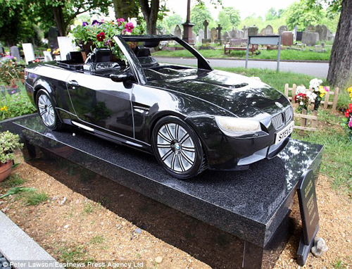 На кладбище установили вместо памятника каменный BMW